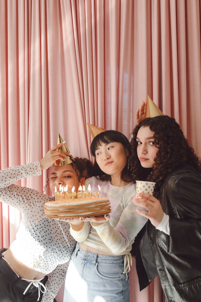 Amigas celebrando un cumpleaños